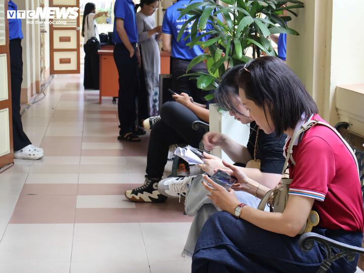 Người dân TP.HCM đi làm thủ tục hành chính trong ngày đầu vận hành chính quyền địa phương hai cấp.
