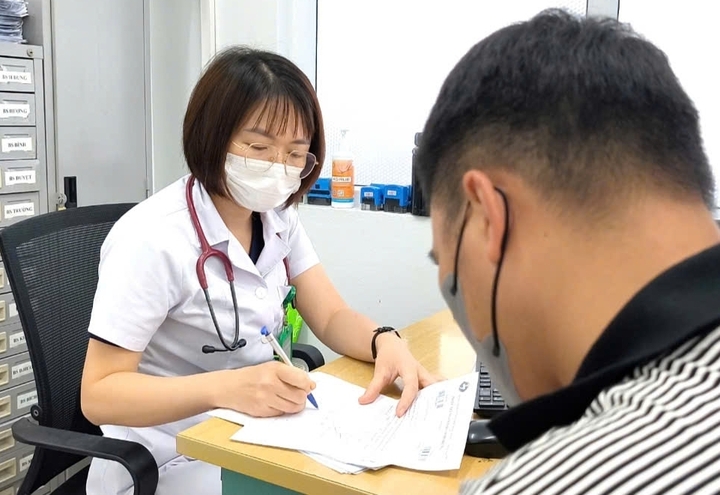 Bác sĩ khám và tư vấn sức khoẻ cho người bệnh.