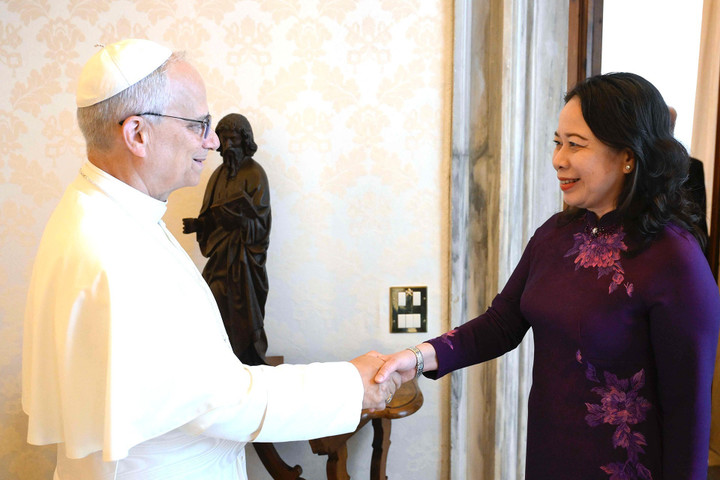 Giáo hoàng Leo XIV chào đón Phó Chủ tịch nước Võ Thị Ánh Xuân. Ảnh: BNG