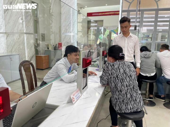 Theo người dân, dù ngày đầu vận hành chính quyền hai cấp nhưngh thủ tục diễn ra nhanh chóng.