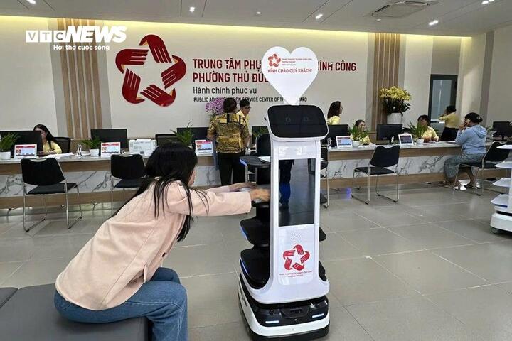 Robot hỗ trợ người dân phường Thủ Đức làm thủ tục hành chính trong ngày đầu vận hành chính quyền địa phương 2 cấp.