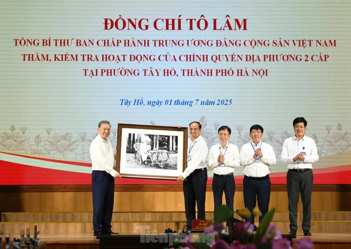 Tổng Bí thư Tô Lâm tặng bức tranh về Bác Hồ cho phường Tây Hồ (TP Hà Nội).