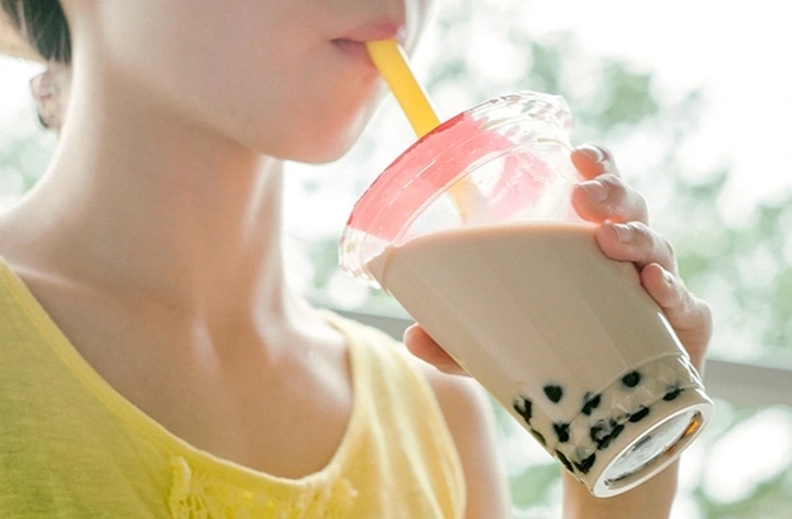 Nước ngọt, trà sữa và đồ uống có đường làm tăng nguy cơ béo phì, tiểu đường type 2 – nguyên nhân hàng đầu gây suy thận mạn. (Ảnh minh hoạ)