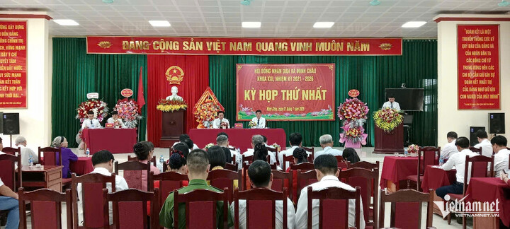 Kỳ họp đầu tiên HĐND xã Minh Châu mới. (Ảnh: Trần Thu)