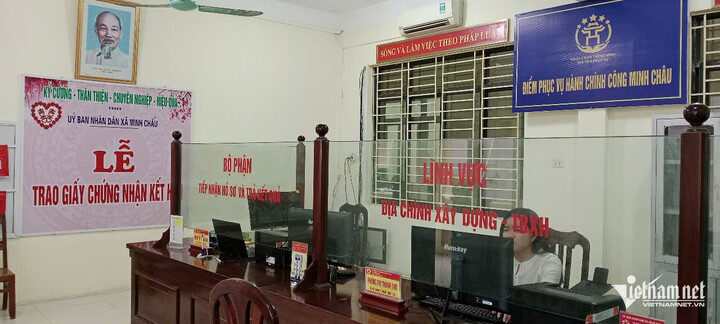 7h sáng, cán bộ bộ phận một cửa xã Minh Châu đã sẵn sàng phục vụ người dân. (Ảnh: Trần Thu)