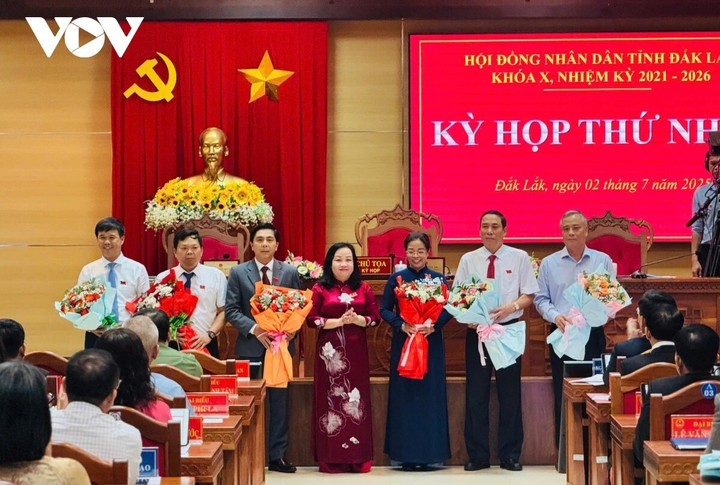 Chủ tịch HĐND tỉnh Đắk Lắk tặng hoa chia tay các đại biểu HĐND tỉnh chuyển công tác.