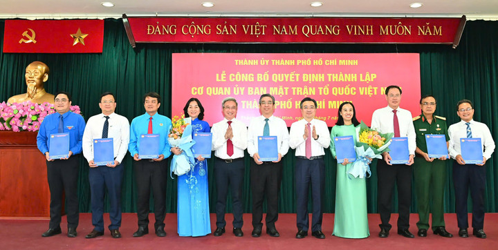 Trao các quyết định cho Ban Thường trực Ủy ban MTTQ Việt Nam TP.HCM. (Ảnh: Việt Dũng)