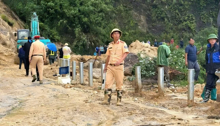 Lực lượng chức năng tổ chức tìm kiếm nạn nhân, phân luồng giao thông.