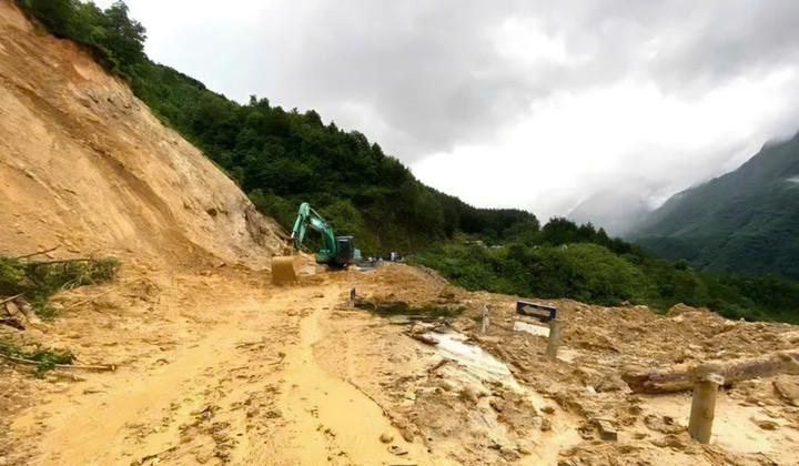 Tại Km76+650, Quốc lộ 4D từ Lai Châu - Lào Cai, xảy ra một vụ sạt lở đất đá nghiêm trọng từ taluy dương xuống mặt đường khiến một người tử vong.