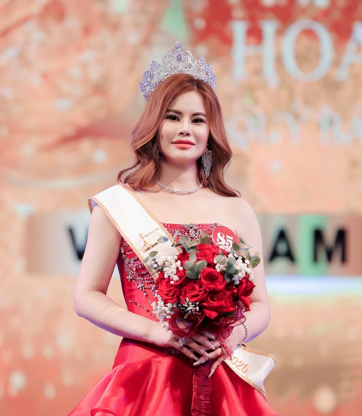 Nguyễn Thị Huyên đăng quang ngôi vị Á hậu 1 cuộc thi Mrs Grand Vietnam 2025.
