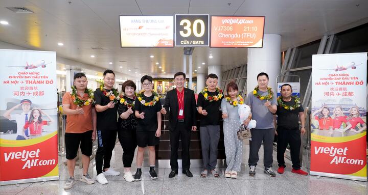 Lãnh đạo Vietjet chào mừng chuyến bay khai trương Hà Nội - Thành Đô cùng tổ bay và hành khách từ sân bay quốc tế Nội Bài.