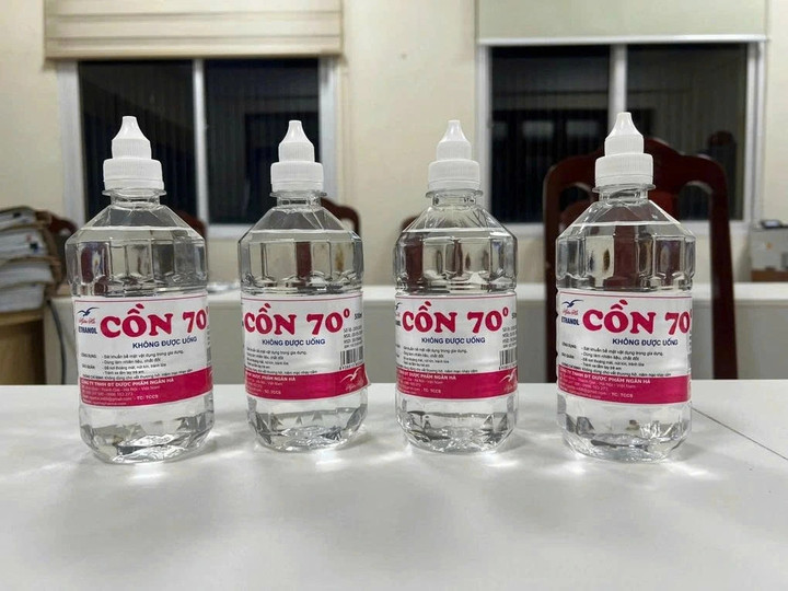 Hình ảnh cồn y tế giả lưu hành vừa bị Công an Hà Nội thu giữ.
