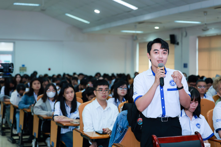 Sinh viên đặt câu hỏi đến các chuyên gia về quản lý tài chính cá nhân. (Ảnh: Home Credit)