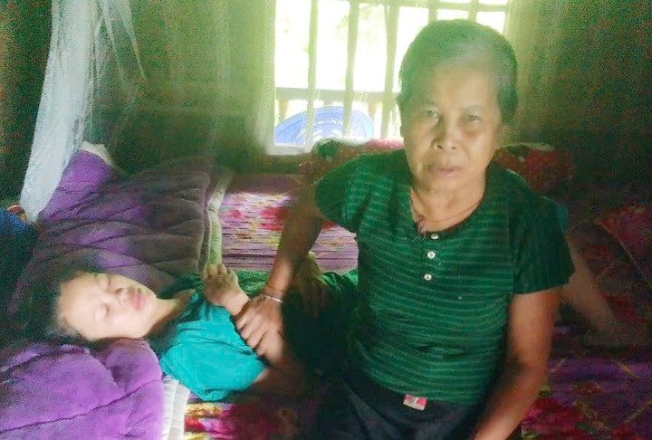 Bà Sắm bên con gái bị liệt.