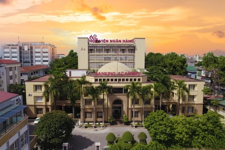 ที่อยู่ใหม่ของ Banking Academy คือ 12 Chua Boc, Kim Lien Ward, Hanoi โดยแทนที่ที่อยู่เดิมคือ 12 Chua Boc, Quang Trung Ward, Dong Da District, Hanoi Banking Academy ก่อตั้งขึ้นตามมติหมายเลข 30/1998/QD-TTg ลงวันที่ 9 กุมภาพันธ์ 1998 ของนายกรัฐมนตรี โดยอิงตามการปรับโครงสร้างศูนย์ฝึกอบรมและการวิจัยทางวิทยาศาสตร์ด้านการธนาคาร และกลายเป็นองค์กรฝึกอบรมและการวิจัยทางวิทยาศาสตร์ของรัฐในภาคการธนาคารอย่างเป็นทางการ (ภาพ: BA)
