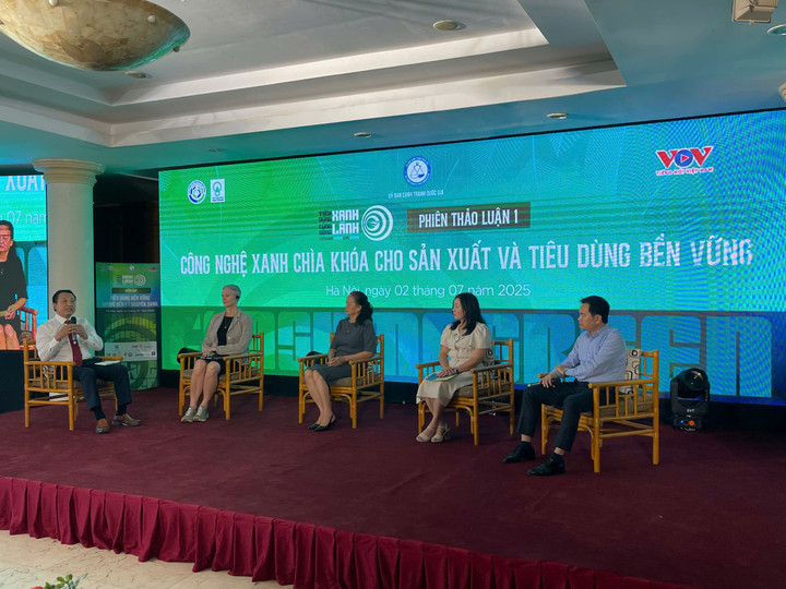 Các khách mời chia sẻ quan điểm tại phiên thảo luận trong khuôn khổ diễn đàn.