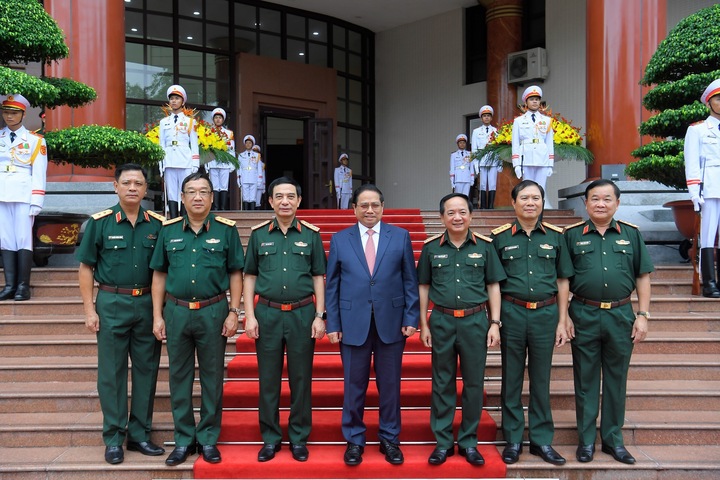 Thủ tướng Phạm Minh Chính và lãnh đạo Bộ Quốc phòng. (Ảnh: Nhật Bắc)