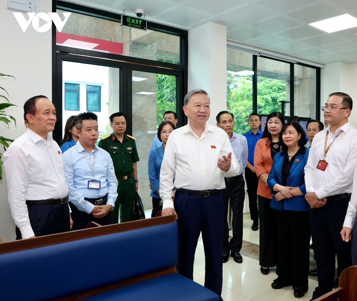 Tổng Bí thư Tô Lâm gặp gỡ các cán bộ Trung tâm hành chính công phường Đống Đa.