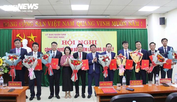 Phó Chủ tịch UBND tỉnh Bắc Ninh Ngô Tân Phượng và bà Bùi Thị Thu Thủy, Giám đốc Sở VHTTDL tỉnh Bắc Ninh tặng hoa chúc mừng 9 phó Giám đốc Sở.