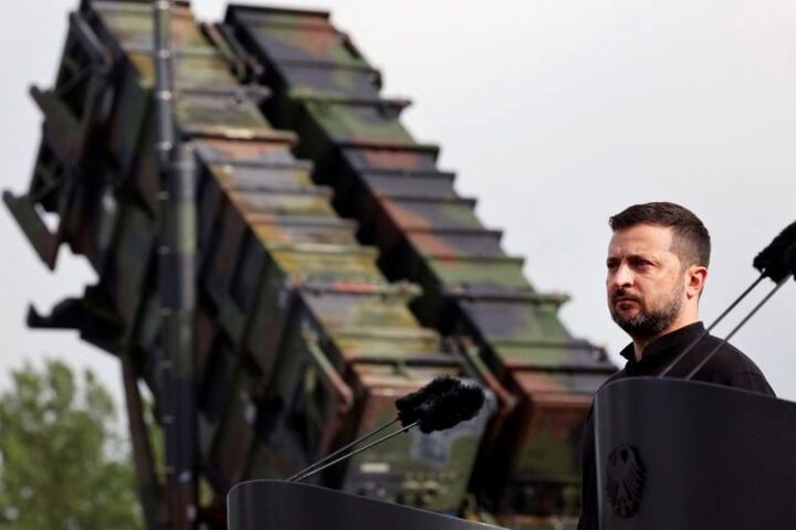 Tổng thống Ukraine Zelensky bên cạnh hệ thống tên lửa phòng không “Patriot”. (Ảnh: Reuters)