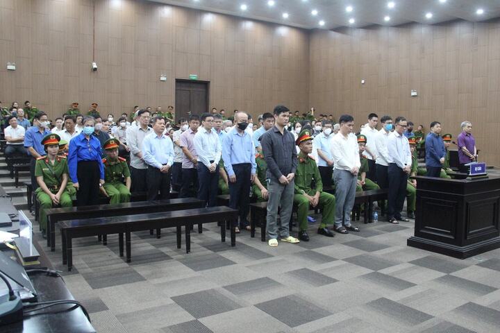 Các bị cáo trong vụ án Phúc Sơn tại toà sơ thẩm.