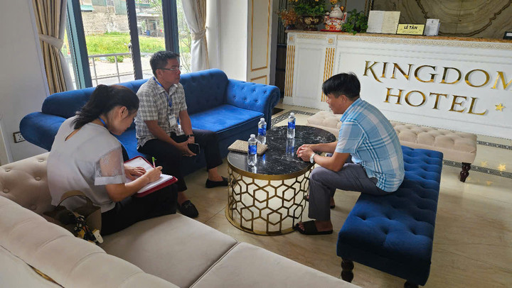 Đại diện Phòng Văn hóa - Xã hội phường Cửa Lò làm việc với khách sạn sau khi nhận được phản ánh (ảnh trái)