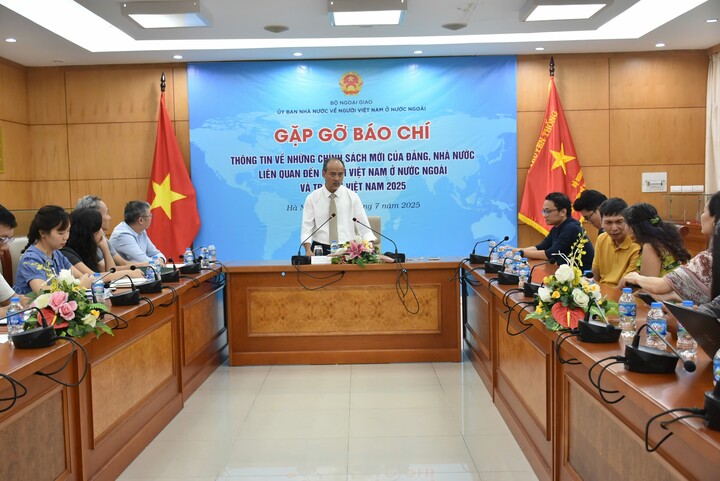 Chủ nhiệm Ủy ban Nhà nước về người Việt Nam ở nước ngoài Nguyễn Trung Kiên chủ trì buổi gặp mặt. (Ảnh: Dương Tiêu)