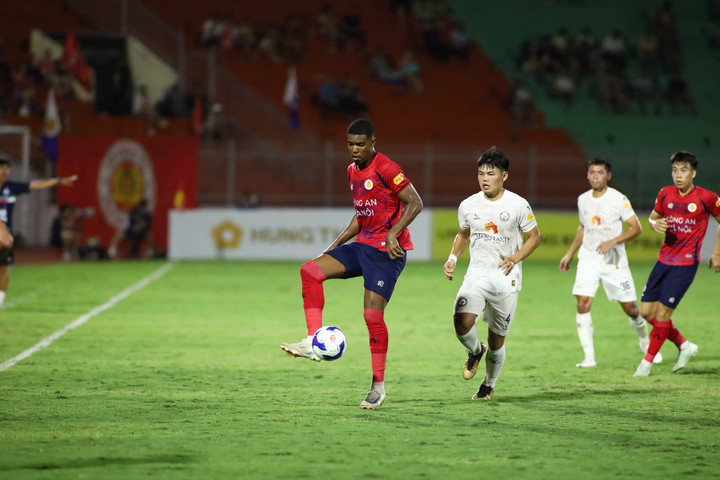 CLB Công an Hà Nội chiếm ưu thế