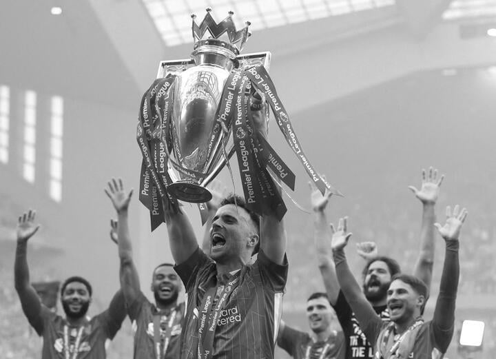 Diogo Jota nâng cúp cùng Liverpool ngày 25/5.