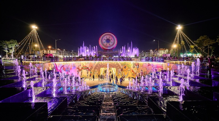 Hòa vào bữa tiệc âm thanh, ánh sáng với show nhạc nước dài bậc nhất Việt Nam. (Ảnh: Sun Group)