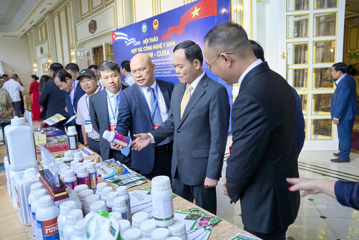 Những sản phẩm y sinh học được trưng bày tại hội thảo.