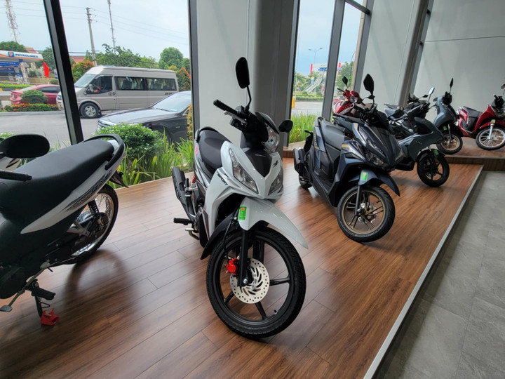 Quy định mới giúp người dân ở một số địa phương tiết kiệm được một phần chi phí lăn bánh khi mua xe máy. (Ảnh: LT)