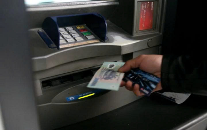 Cây ATM của ngân hàng có lợi thế phí rút tiền rẻ hơn tại các cửa hàng nhưng độ phủ hạn chế. (Ảnh minh họa)