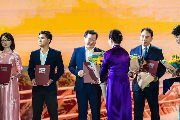 Ông Đỗ Thanh Tuấn – đại diện Vinamilk (thứ 3 từ trái sang) đại diện Vinamilk - nhận hoa và thư cảm ơn từ Ban tổ chức DANAFF III. (Ảnh: Thành Huy)