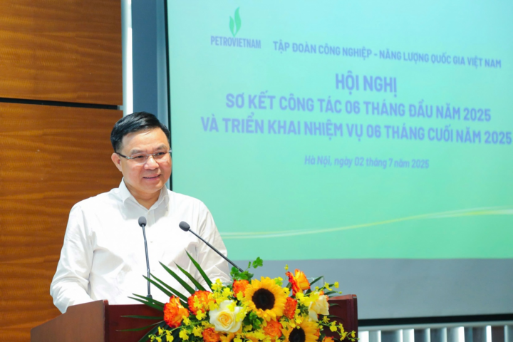 Chủ tịch HĐTV Petrovietnam Lê Mạnh Hùng: “Chiến lược phát triển không chỉ là cam kết của Petrovietnam ngày hôm nay, mà còn là sự tiếp nối khát vọng phát triển của các thế hệ Petrovietnam”.