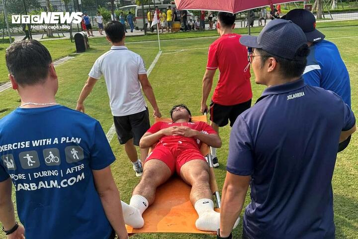 Thái Bá Đạt rời sân trên cáng