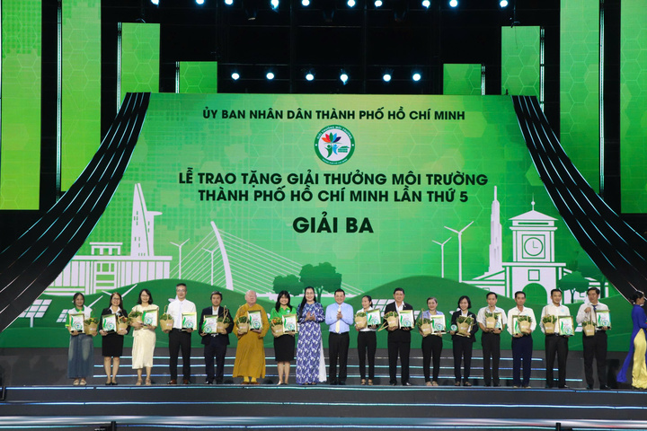 Co.opmart và Co.op Food đón nhận Giải thưởng môi trường TP.HCM.