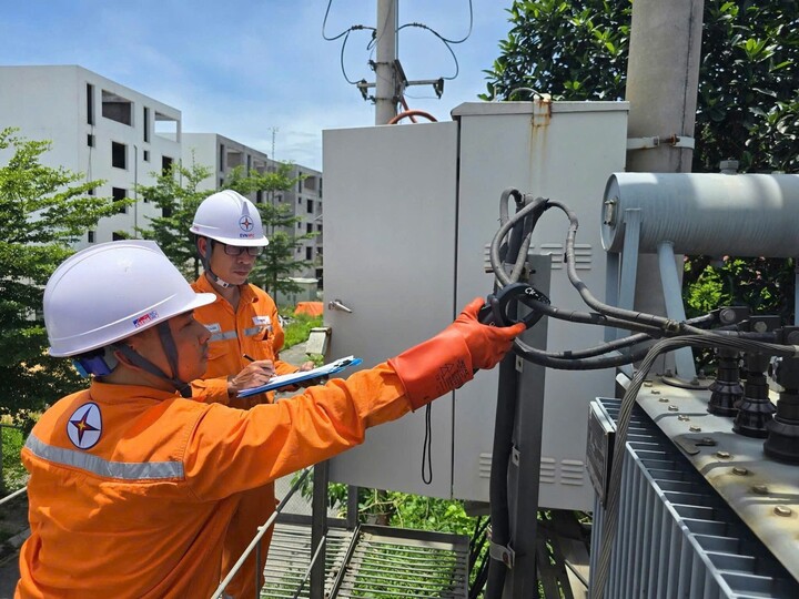 Công nhân EVNNPC làm việc giữa nắng nóng cực đoan trưa 2/6/2025.