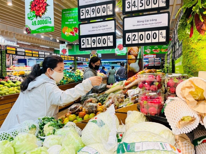 Khách hàng mua sắm tại Co.opmart.