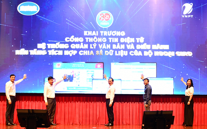Lãnh đạo Bộ Ngoại giao thực hiện nghi lễ khai trương 3 phần mềm chuyển đổi số trọng yếu. (Nguồn: VNPT)