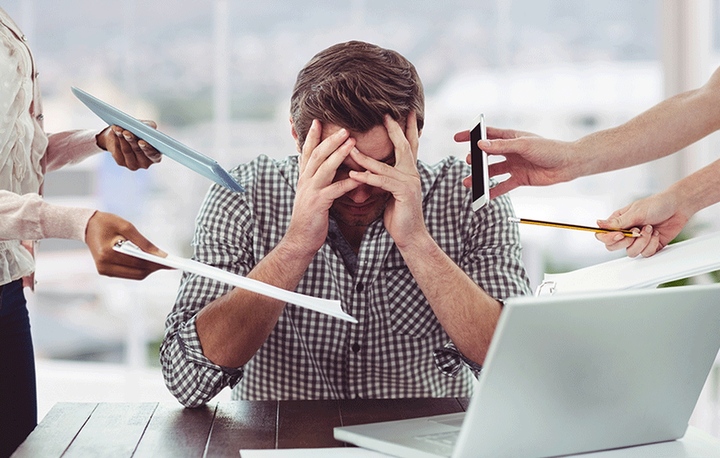 Người đàn ông cảm giác hồi hộp mỗi khi tham gia họp quan trọng. (Ảnh minh hoạ)