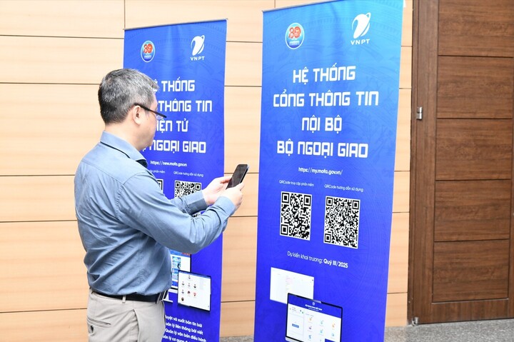 Đại biểu quét mã truy cập hướng dẫn sử dụng Hệ thống Cổng thông tin nội bộ Bộ Ngoại giao. (Nguồn: VNPT)