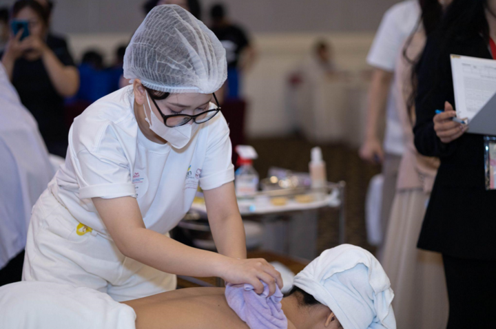 Phần thi Chăm sóc Body đạt Giải Bạc của thí sinh Mai Trần Ngọc Anh.
