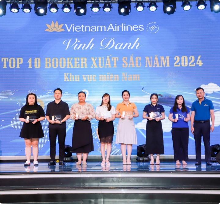 Ông Trần Xuân Nam (đứng thứ 2 từ trái qua) - Trưởng phòng Booker của Giấc Mơ Bay Rẻ tự hào nằm trong Top 10 Booker (chuyên viên xử lý vé) xuất sắc 2024 của Vietnam Airlines, minh chứng cho chất lượng dịch vụ và sự tin cậy từ đối tác hàng không.