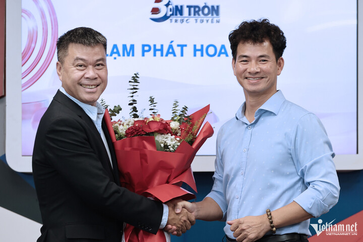 Tổng biên tập báo VietNamNet Nguyễn Văn Bá tặng hoa cho Cục trưởng Cục NTBD Xuân Bắc - một trong 3 khách mời của bàn tròn ''Lạm phát hoa hậu''. (Ảnh: Vietnamnet)