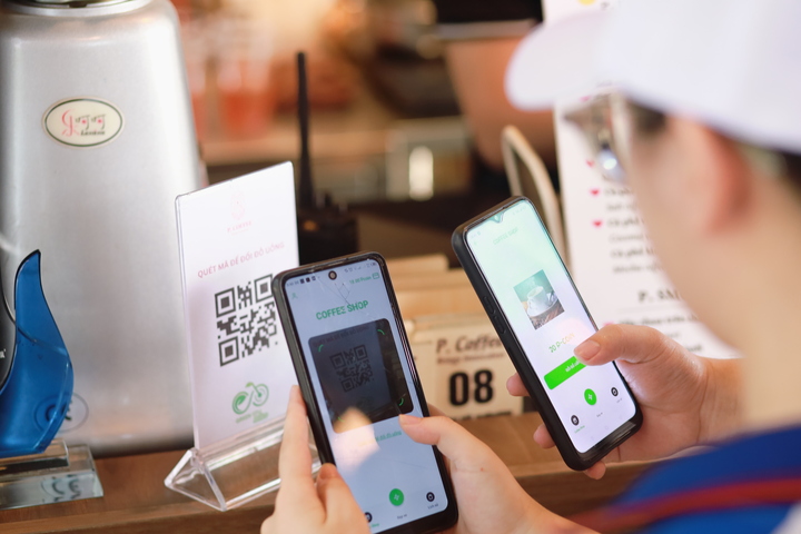 Những "đồng tiền số" tích được trên app PTIT Green Edu Bike có thể dùng để thanh toán tại quán cà phê trong trường. (Ảnh: PTIT)