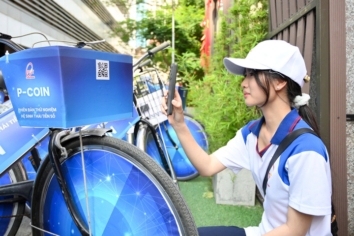 PTIT students scan QR codes to earn points on the PTIT Green Edu Bike app when participating in cycling activities. (Photo: PTIT)