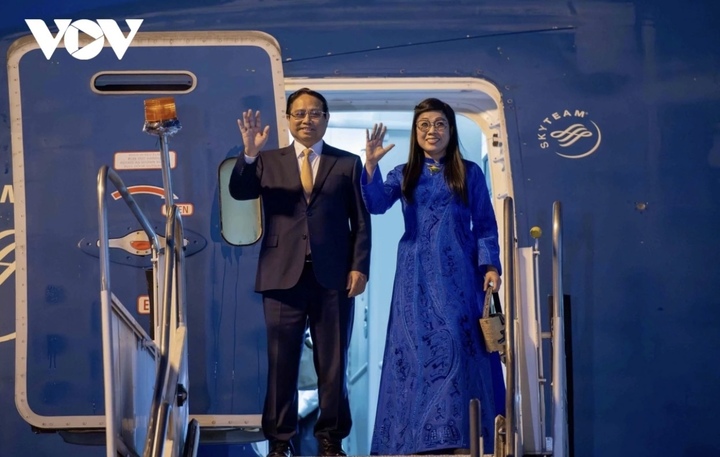 Thủ tướng Phạm Minh Chính cùng Phu nhân và Đoàn đại biểu cấp cao Việt Nam đến sân bay Galeao, thành phố Rio de Janeiro.