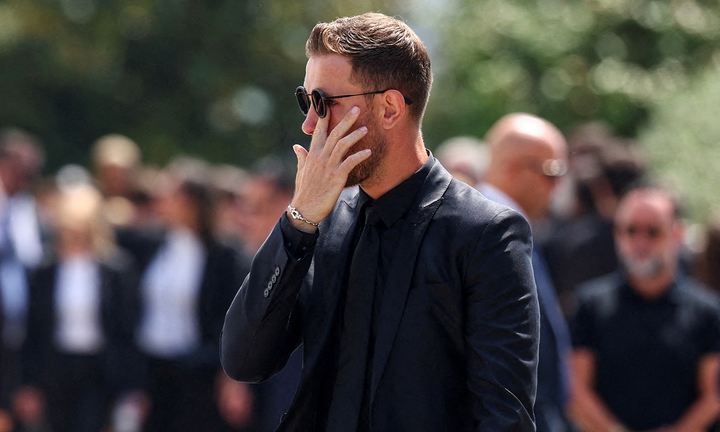 Cựu đội trưởng Liverpool là Jordan Henderson trở lại sân Anfield đặt hoa và cầu nguyện cho Diogo Jota, sau đó cùng các đồng đội cũ đến Bồ Đào Nha đưa tang.