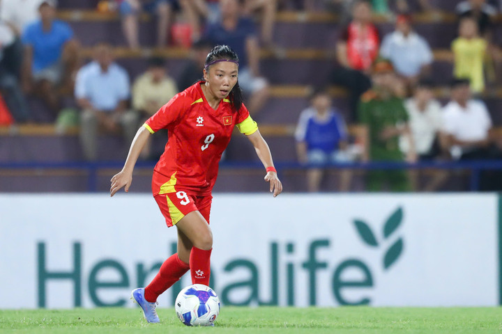 Người hâm mộ chờ đợi bàn thắng của Huỳnh Như.